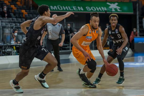 他的扭伤并 他的扭伤并